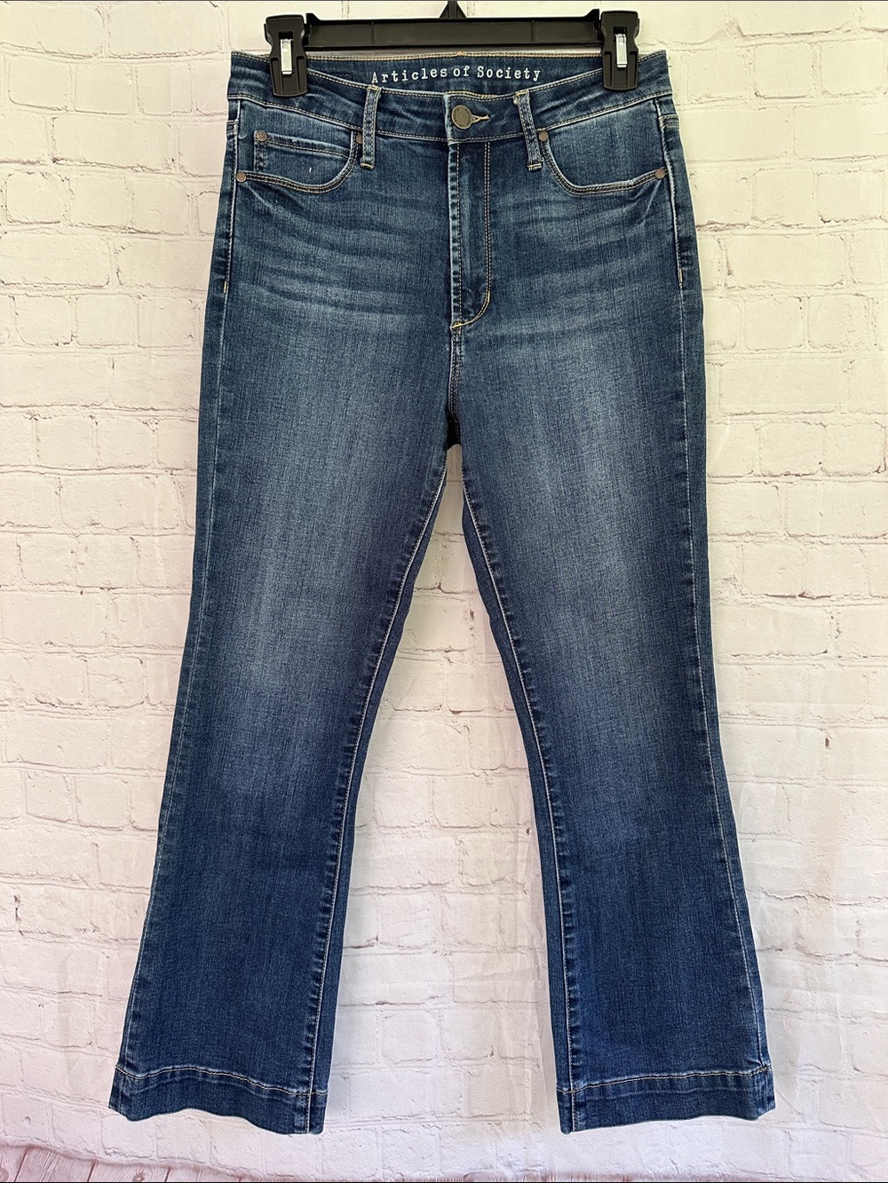Articles Of Society Women's Flare Jeans in Medium Blue Wash size 27